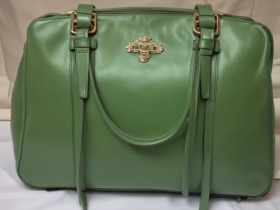 Professional restoration of damaged leather handbag with corner repair and color matching